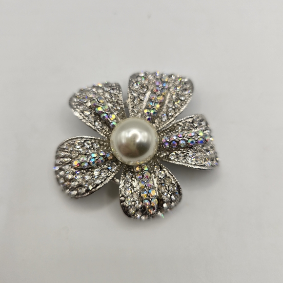 Premier Designs PRISSY Brooch Pin Brand New Rhinestones (crystals) w/Pearl - Picture 1 of 3